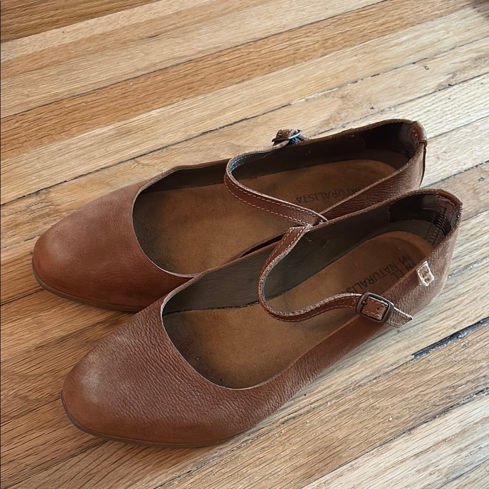 El Naturalista Brown Leather Flats